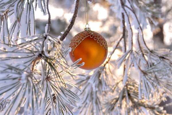 Weihnachtsspielzeug auf einem schneebedeckten Weihnachtsbaum