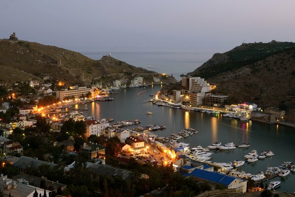 Luci serali nella baia di Balaklava (Crimea)