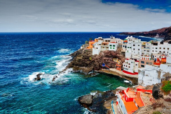 Una ciudad sobre rocas y rocas junto al océano