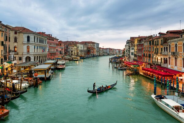 Italia. Venecia paisajes del gran Canal con barcos