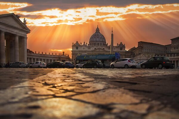 Coches al atardecer en Roma