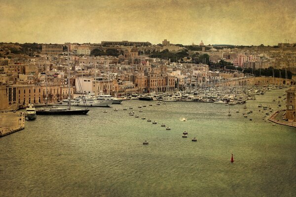 Puerto de Malta en tonos beige