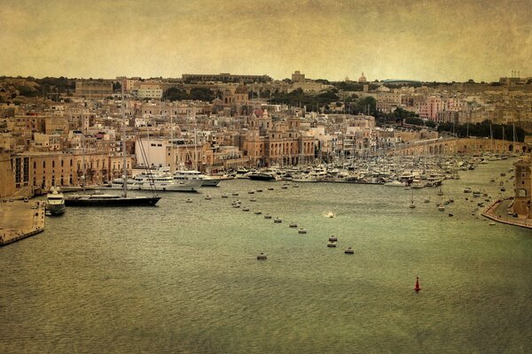 Porto di Malta nei toni del beige