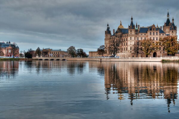 Schloss in Deutschland mit Reflexion im Fluss