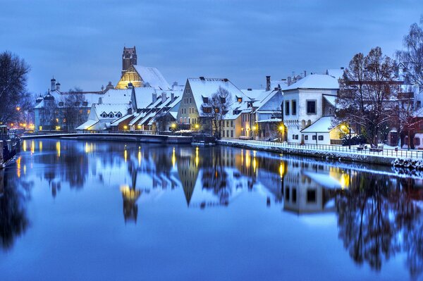 Village d hiver se reflète dans l eau