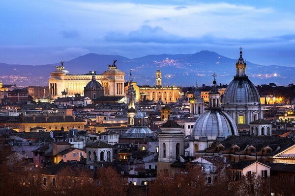 Panorama des abendlichen Italiens. Architektur der Stadt