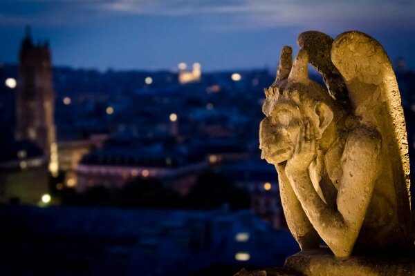 Scultura di gargoyle nella Cattedrale di Notre-Dame de Paris