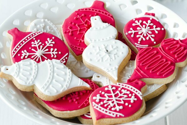 Lebkuchen, bemalt in Form von Christbaumschmuck