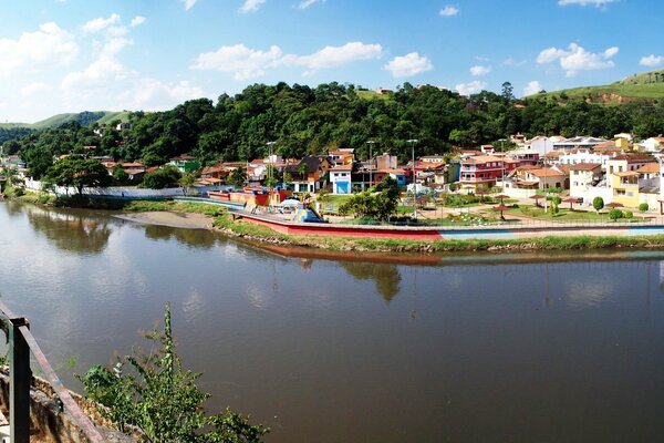 Casas junto al río en São Paulo en Brasil