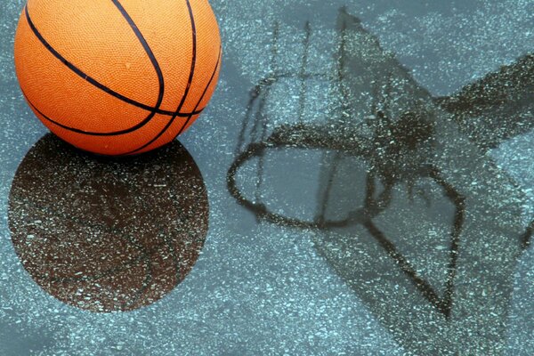 Riflesso nell acqua di un pallone da basket