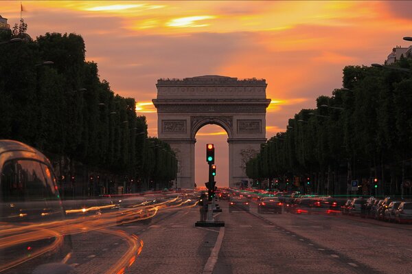 Abendliche Champs-Élysées in Paris