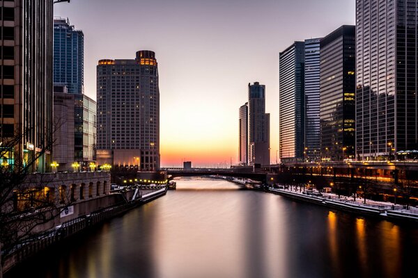 Abendlichter der Wolkenkratzer in Chicago