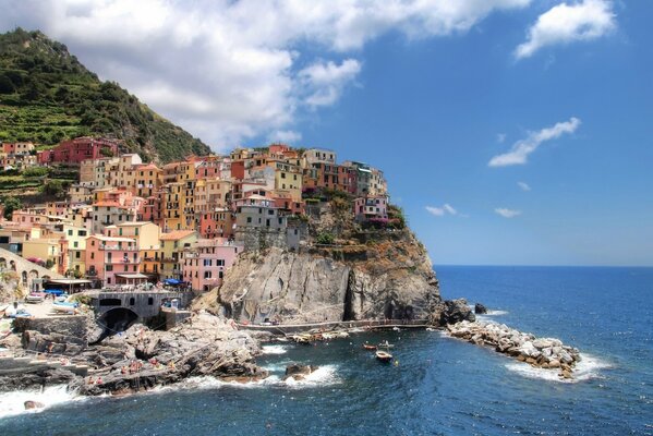 Paysage de la ville a grandi sur un rocher au bord de la mer