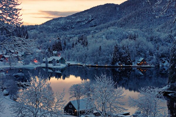 Winter norwegisches Dorf am Ufer