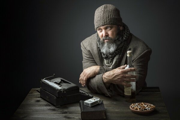 Retrato de un hombre cubierto con cigarrillos y una botella