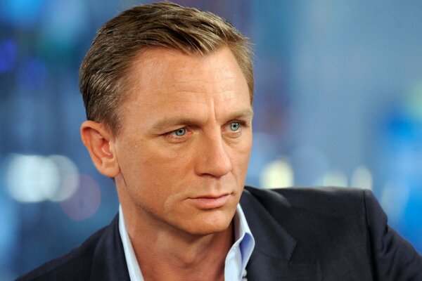 El actor Daniel Craig con una mirada melancólica