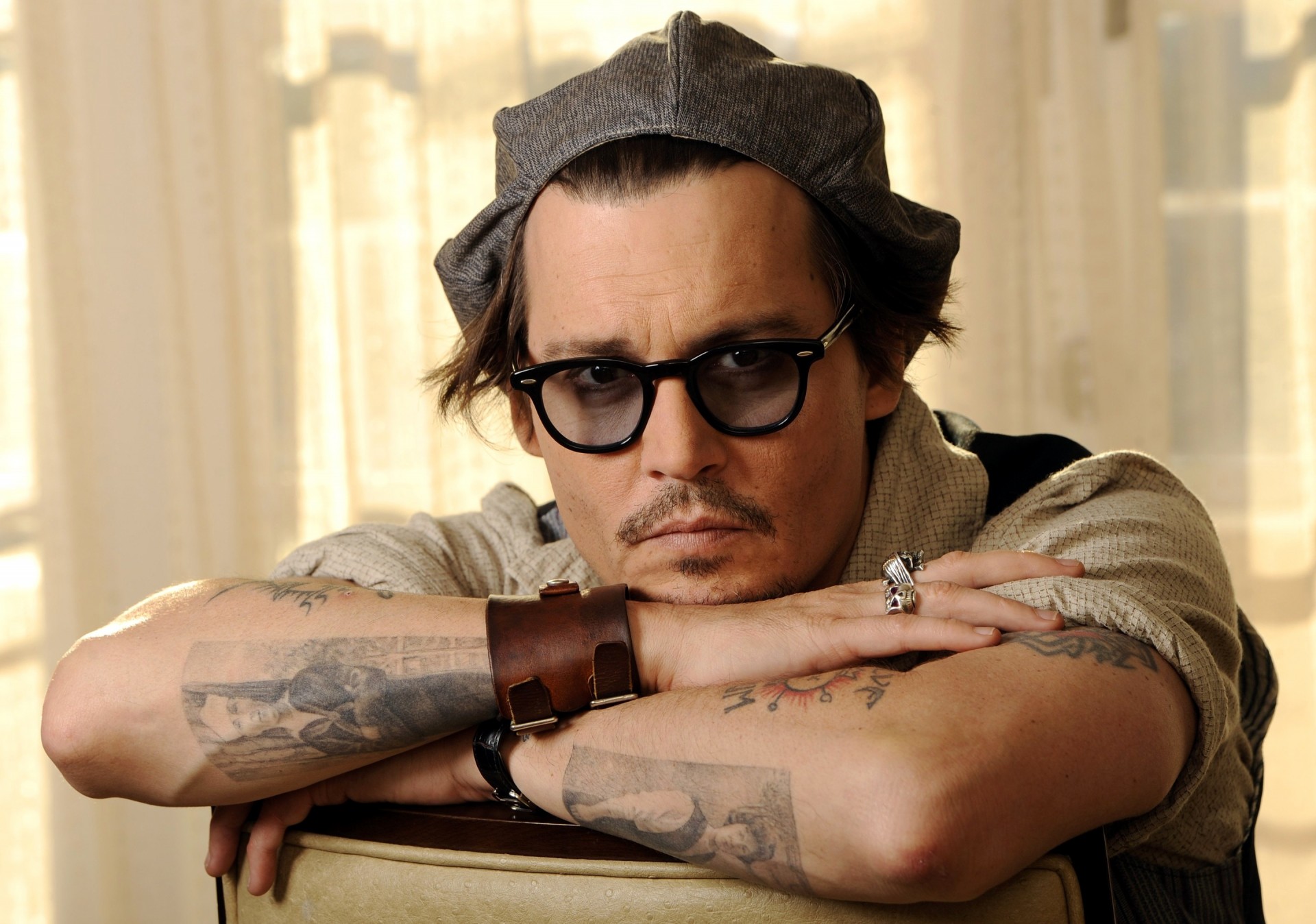 uniforme occhiali da sole tatuaggio vista johnny depp attore