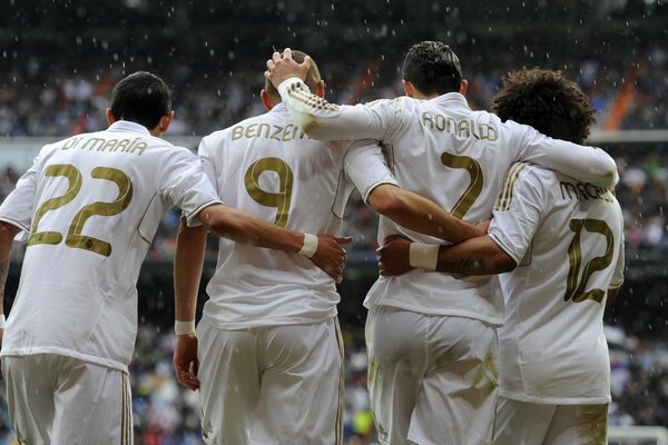 Dos des joueurs de l équipe du Real Madrid. après le match