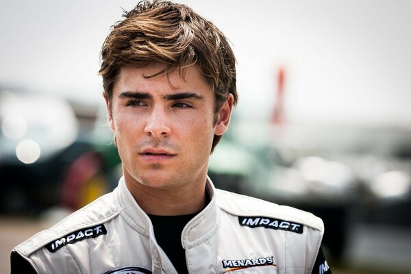 Minet Zac Efron sur fond flou