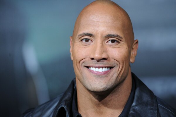 Dwayne Johnson avec un sourire blanc comme neige