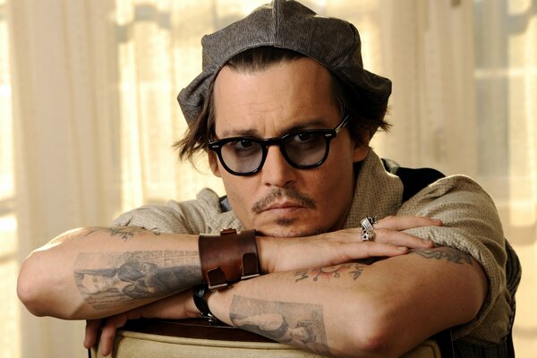 Johnny Depp con gafas de sol se prepara para el papel