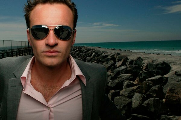 Attore Julian McMahon, incantato