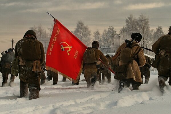 Les soldats d assaut marchent dans la neige, portant la bannière de l Union soviétique