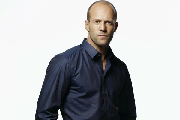 Jason Statham sobre fondo blanco