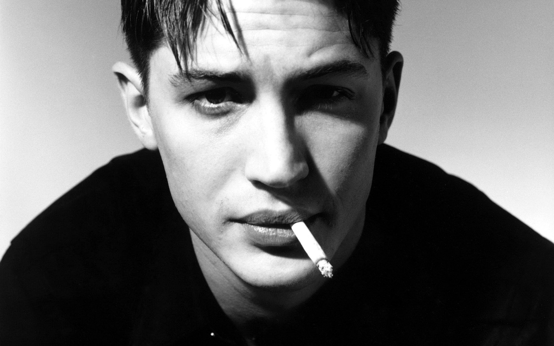 tom hardy fuma hombre actor