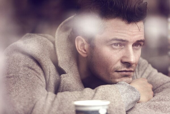 Orlando Bloom in un cappotto