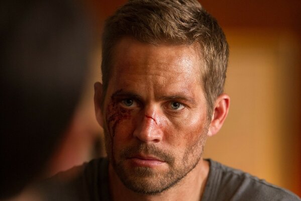 Paul Walker dans les plaies et les écorchures sur le visage