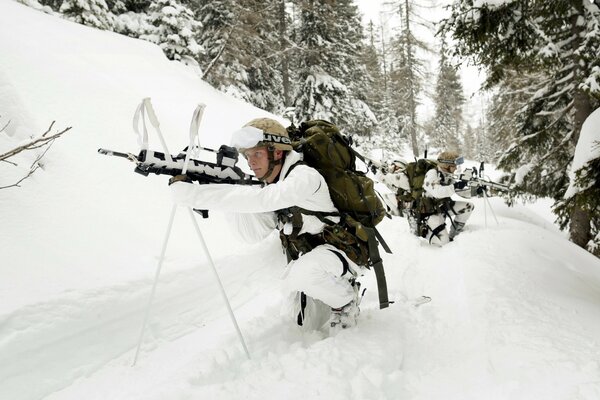 Soldat de l armée avec des armes sur la neige