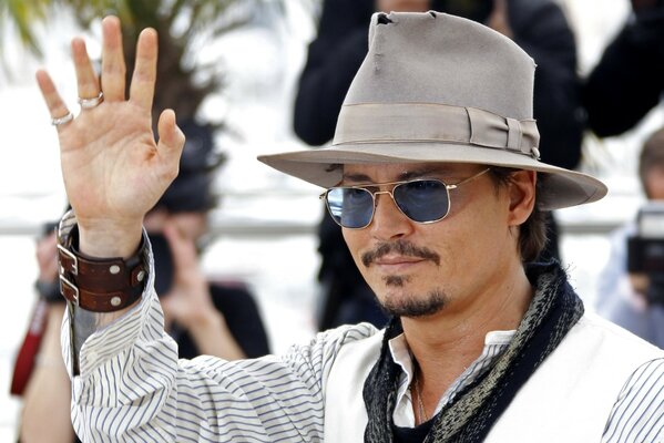 El actor Johnny Depp con gafas y sombrero