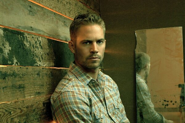 Paul Walker sullo sfondo di un muro di legno