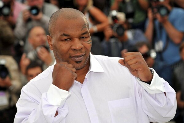 Boxer Mike Tyson im weißen Hemd