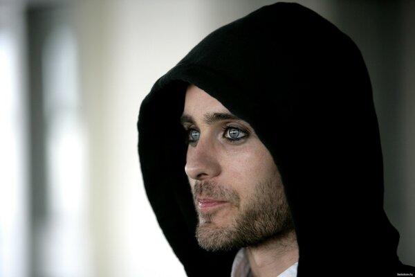 Wymalowany Jared Leto z uśmiechem Mona Lisy