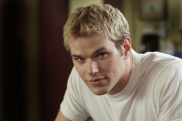 Acteur parmi les blondes Kellan Lats