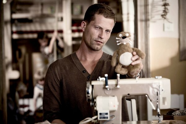 Til schweiger mit Nähmaschine und spielzeug