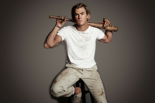 Muskularny przystojny Chris Hemsworth