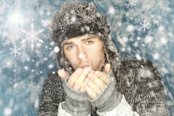 Zimowe zdjęcie mężczyzny w czapce