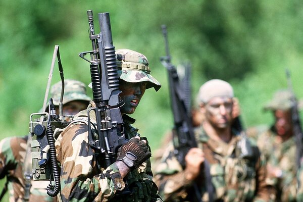 Militaire en camouflage avec des armes