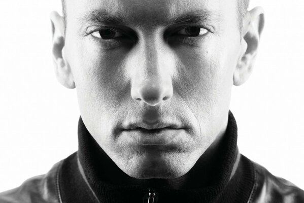 Актер slim shady с суовым лицом позирует в камеру