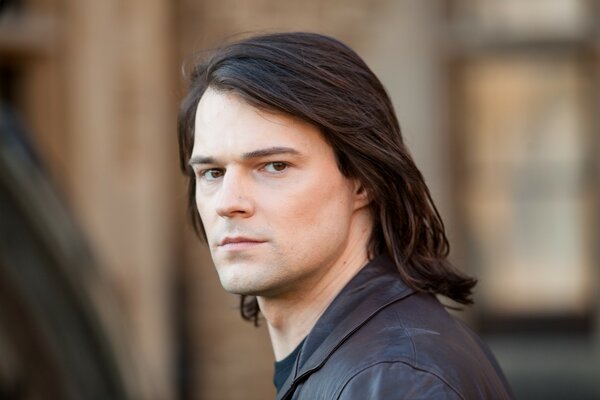 L acteur Danila Kozlovsky pose sans moustache et barbe, avec une coupe de cheveux carré