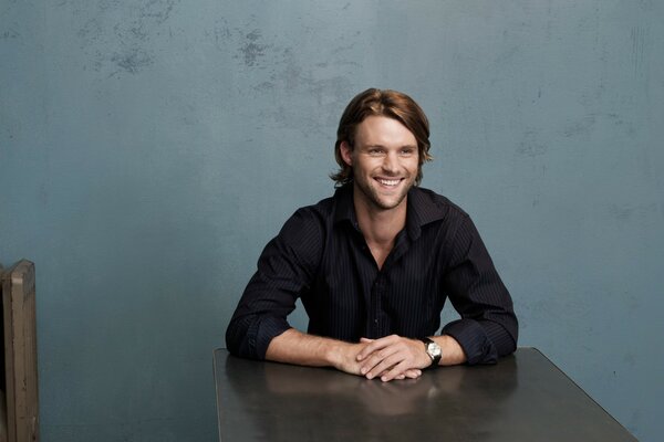 El sonriente actor Jesse Spencer