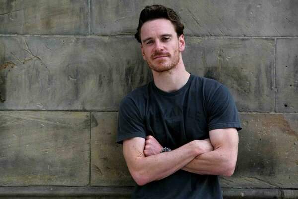 Michael Fassbender contro il muro