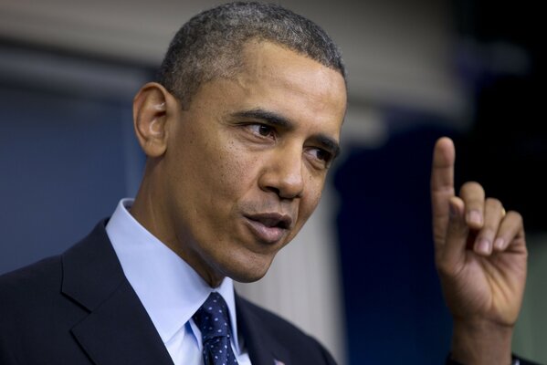 Barack Obama zeigt mit dem Finger nach oben