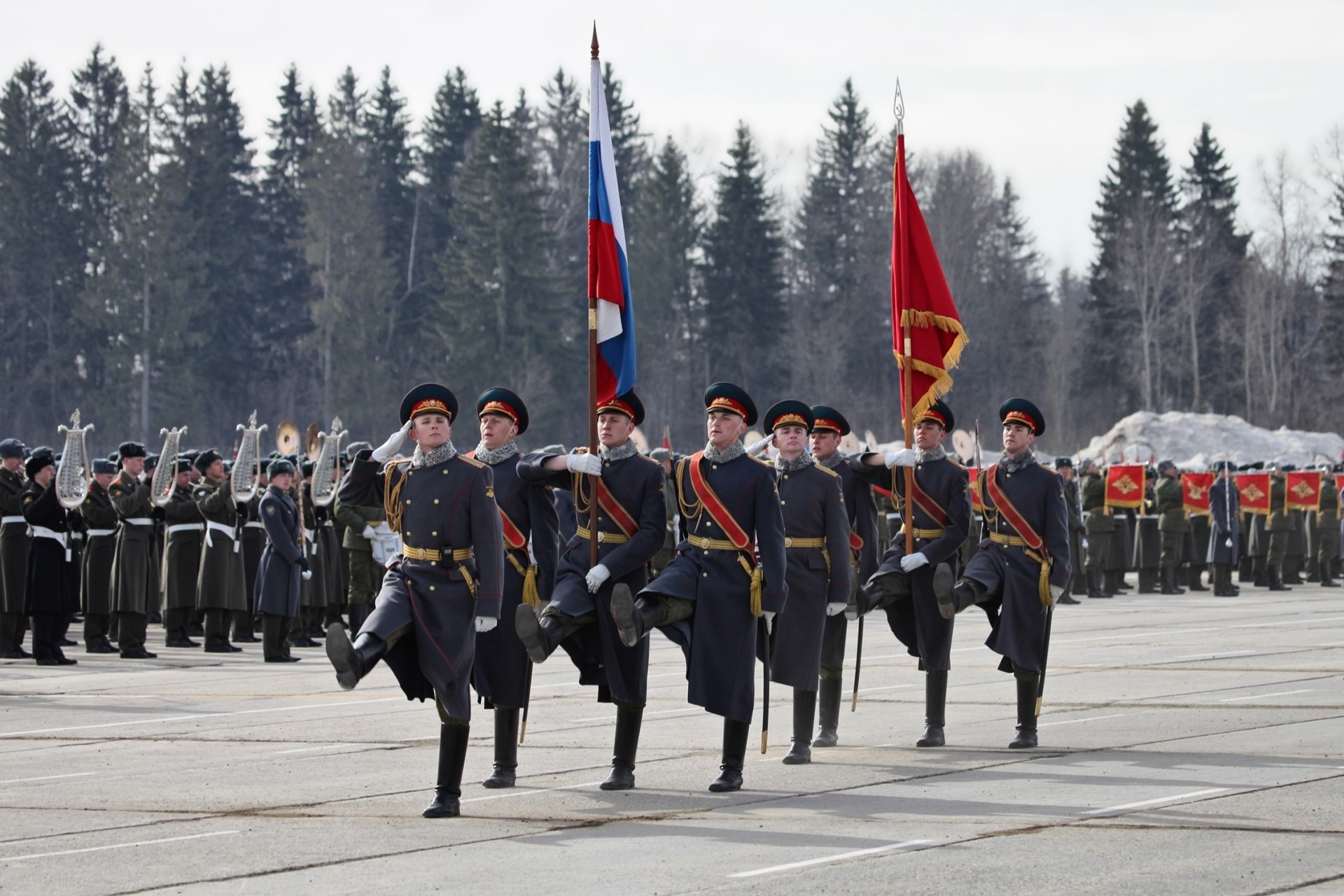 russie défilé drapeau marche militaire