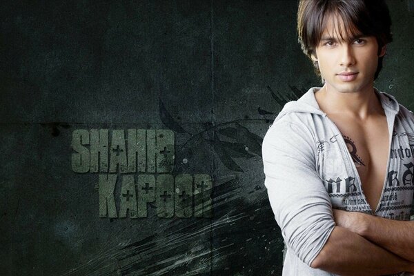 Photo de Shahid Kapoor sur fond sombre