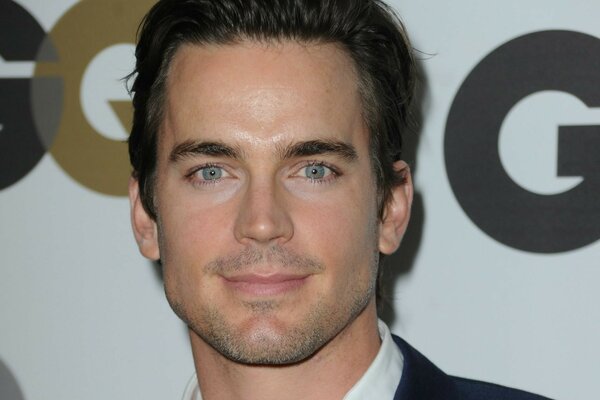 Cornice con Matt Bomer su sfondo bianco