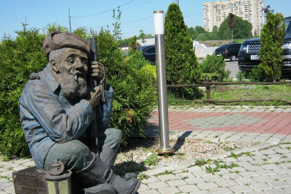 Monument au grand-père à Ushanka avec un fusil